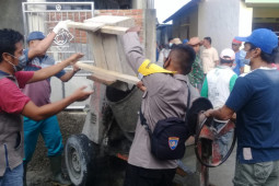 Bhabinkamtibmas Desa Baru Gotong Royong Renovasi Masjid Bersama Warga