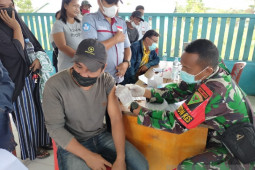 Tim Kesehatan Satgas TNI layani vaksinasi warga di perbatasan