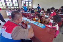 KPI Kasim bantu mengajar siswa SD dua tahun tanpa guru di Sorong