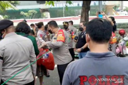 Polisi bersama peserta BEM SI pungut sampah usai demo
