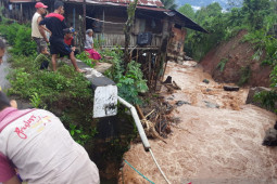Puluhan rumah warga rusak dihantam banjir bandang