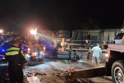 Truk bermuatan air kemasan terlibat tabrakan beruntun akibatkan dua orang tewas