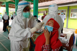 Puluhan siswa di Tulungagung jalani tes antigen untuk evaluasi PTM