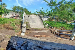 Jembatan penghubung di Pulau Makian ambruk dihantam banjir,  patuhi peringatan BMKG