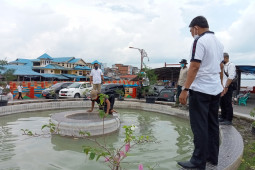 Wabup Tanjabbar cek air mancur "Titian Orang Kayo  Mustiko Rajo Alam"  yang rusak