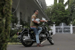 Ridwan Kamil desain celana dari limbah botol plastik