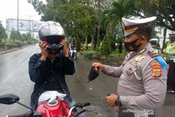 Polisi lalu lintas bagikan ratusan masker kepada pengguna jalan