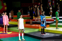 Dior pamerkan koleksi semarak gaun warna-warni di Pekan Mode Paris