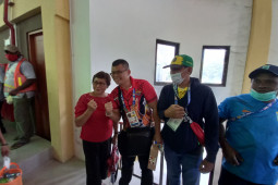 PON Papua: Serba-serbi - Chris Jhon jadi "rebutan" untuk berfoto bareng