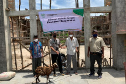 Asian Agri salurkan bantuan ternak dan material rumah ibadah di Desa Sennah