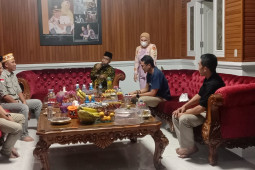 Menparekraf diskusikan pengembangan pariwisata di rumah pribadi Bupati Lampung Barat