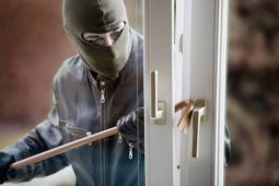 Dua pria ditangkap, diduga curi pagar besi perusahaan pupuk