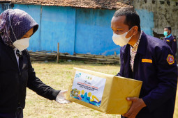 Pemkot Mojokerto gandeng karang taruna bagikan ribuan vitamin dan masker