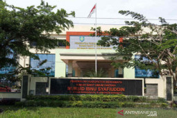 Tinggal seorang pasien COVID-19 dirawat di rumah sakit Indramayu