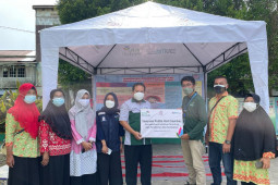 PLN salurkan bantuan Rp 96,5 juta untuk Puskesmas Sekura - Selakau Timur