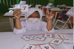 Belajar berhitung dan membaca sambil bermain kartu angka nama binatang