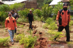 Belasan rumah warga di Cianjur terancam ambruk akibat longsor pada tebingnya