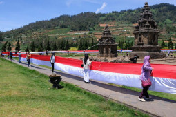 Pembentangan Bendera Merah Putih peringatan Hari Kesaktian Pancasila