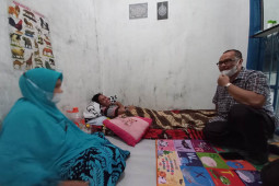 Plt Sekda Aceh Selatan besuk wartawan alami kelumpuhan di rumah sakit