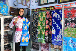 Perajin batik di Kota Kediri tonjolkan "landmark" Kediri