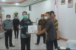 Penyerahan bantuan Kemendikbud ke SMP dan SMA di Ketapang