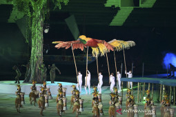 Pembukaan PON : Hiasan kepala suku Dayak ramaikan parade atlet