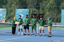 PON Papua: Sabet emas, Khofifah langsung serahkan bonus mentas kepada tim tenis putra