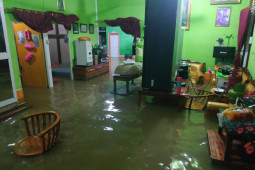 Banjir landa 10 kecamatan di Kapuas Hulu, akses jalan putus