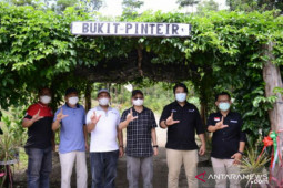 Dukung pariwisata Bangka Tengah, PT Timah serahkan bantuan sarana dan prasarana di Bukit Pinteir