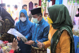 Gubernur Jambi tinjau sentra oleh-oleh khas Tanjabbar