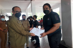 Bupati Tabalong serahkan uang pembinaan bagi atlet Papernas Papua