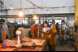 Satgas COVID-19 sosialisasi kepada pedagang dan pengunjung pasar