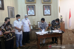 KPU serahkan sebanyak 243 unit thermogun kepada Pemkab Belitung Timur