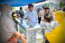 Presiden Jokowi sempat hampiri pedagang yang bentangkan spanduk di Sorong