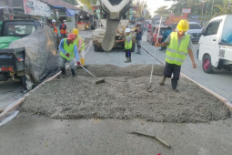 Dinas PU Kukar lakukan perbaikan jalan rusak di depan SPBU Tenggarong