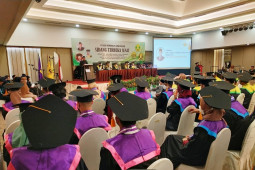 STIENAS Wisuda 246 orang sarjana dengan tatap muka
