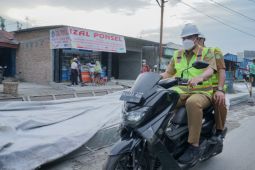 Kendarai sepeda motor, Bobby tinjau pembetonan jalan
