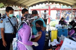 Ratusan warga binaan Rutan Rantau divaksin