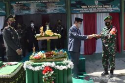 Berprestasi, Babinsa Kodim 1002/HST ini dapat potongan tumpeng pertama pada HUT TNI