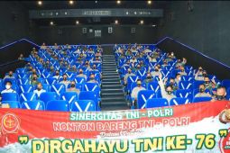Babinsa dan Bhabinkamtibmas nonbar di bioskop pada HUT TNI