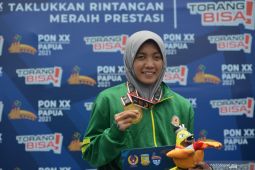 Adinda raih 8  emas dengan "pen" di tangan