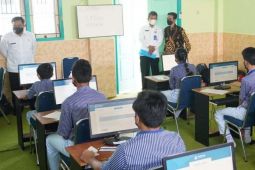 Tim Direktorat SMP Kemendikbudristek tinjau pelaksanaan ANBK di Kota Madiun