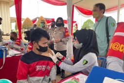 Biddokes Polda Jambi lakukan vaksinasi COVID-19 bagi buruh dan karyawan pabrik