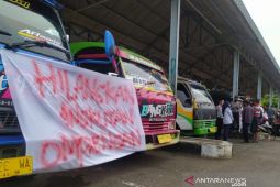 Seratusan sopir angkutan umum mogok massal protes travel gelap