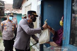 Personel TNI-Polri blusukan beri bansos ke warga terdampak COVID-19 di Sukabumi