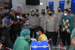 Akabri 1999 Polda Kalsel vaksinasi 2.000 warga Banjarmasin