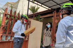 Rektor dan Mahasiswa Ubaya "ngonthel" kirim toga untuk wisudawan terbaik