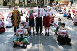 Pemkot Madiun salurkan bantuan seragam bagi siswa SD dan SMP negeri