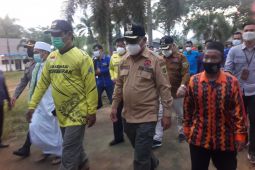 Jelang maghrib Sahbirin serahkan bantuan ke Jaro