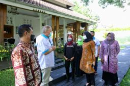 Yayasan Kampung Sedunia berikan bantuan 170 kursi roda penyandang disabilitas Banyuwangi